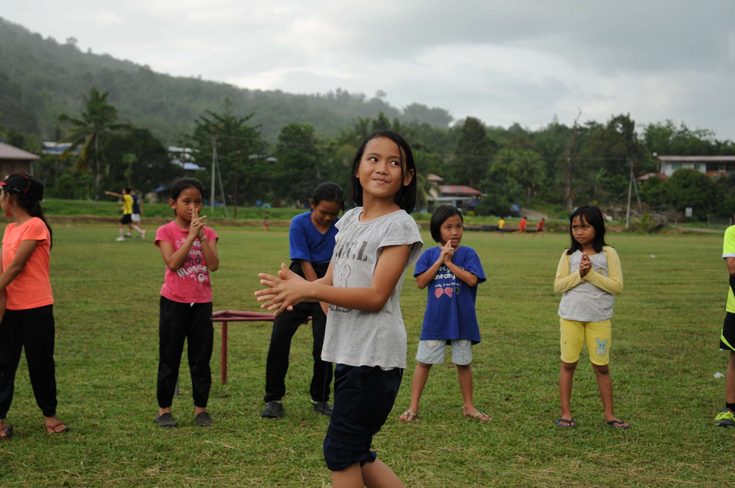 school_expedition_borneo_impact_children_playing-1-1