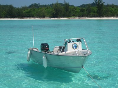 school_expedition_borneo_scuba_boat_on_sea