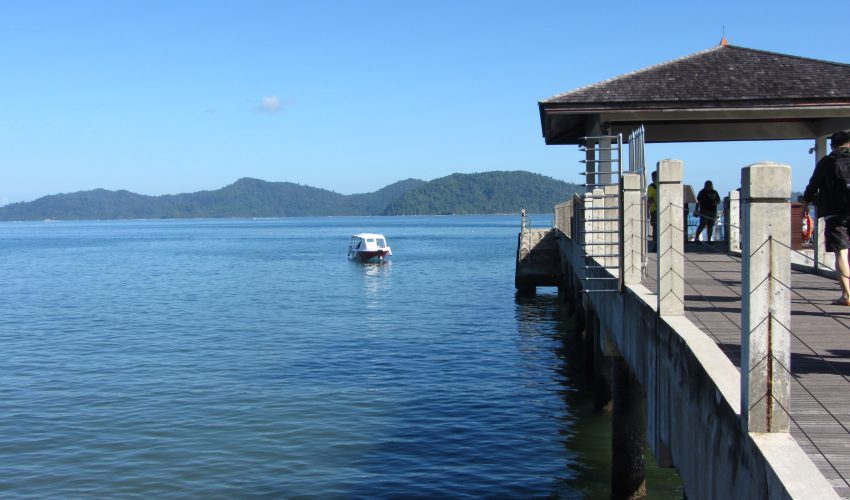 school_expedition_borneo_scuba_dive_island
