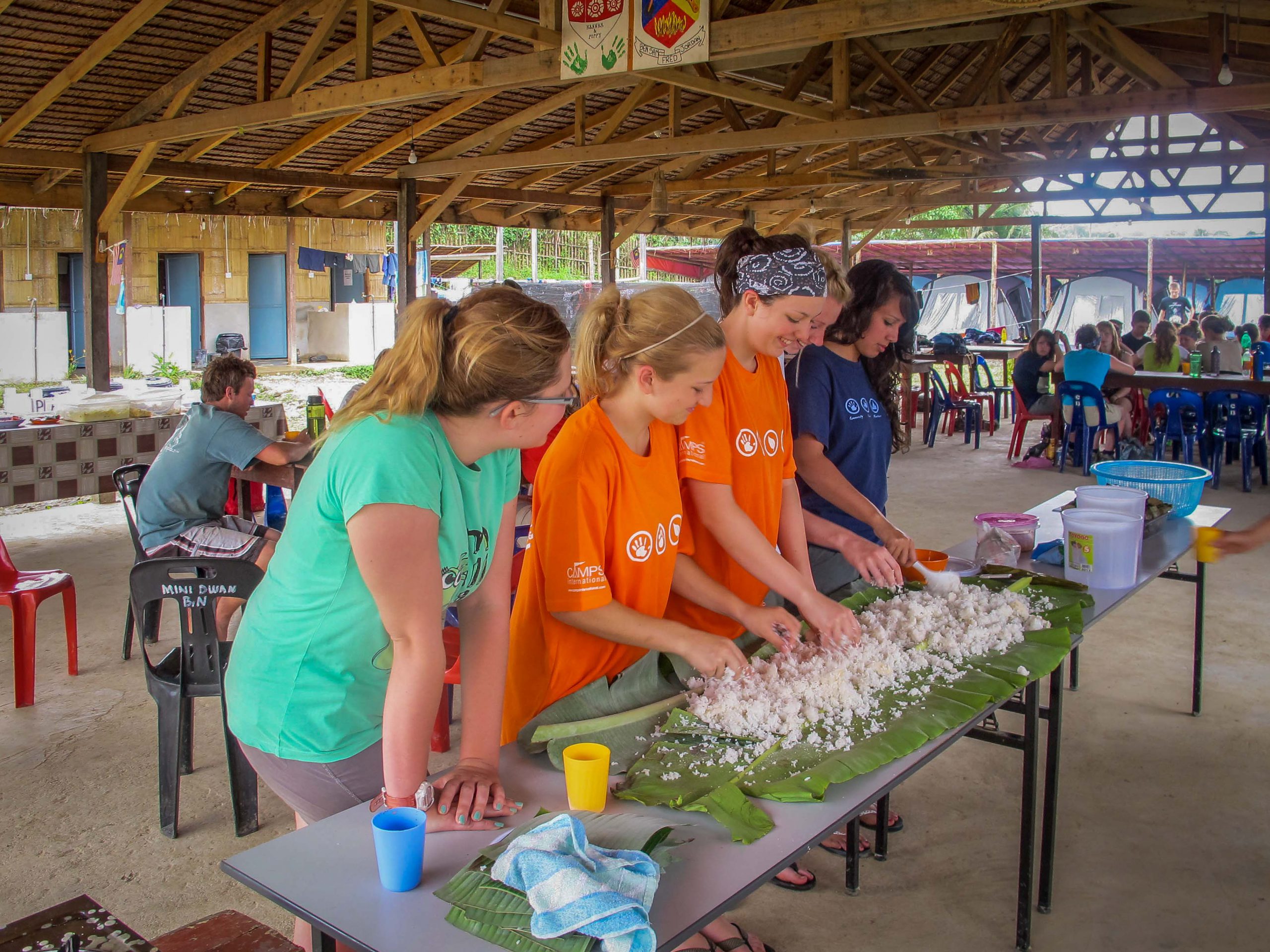 school_expedition_borneo_scuba_preparing_food