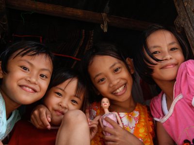 school_expedition_borneo_trek_local_children