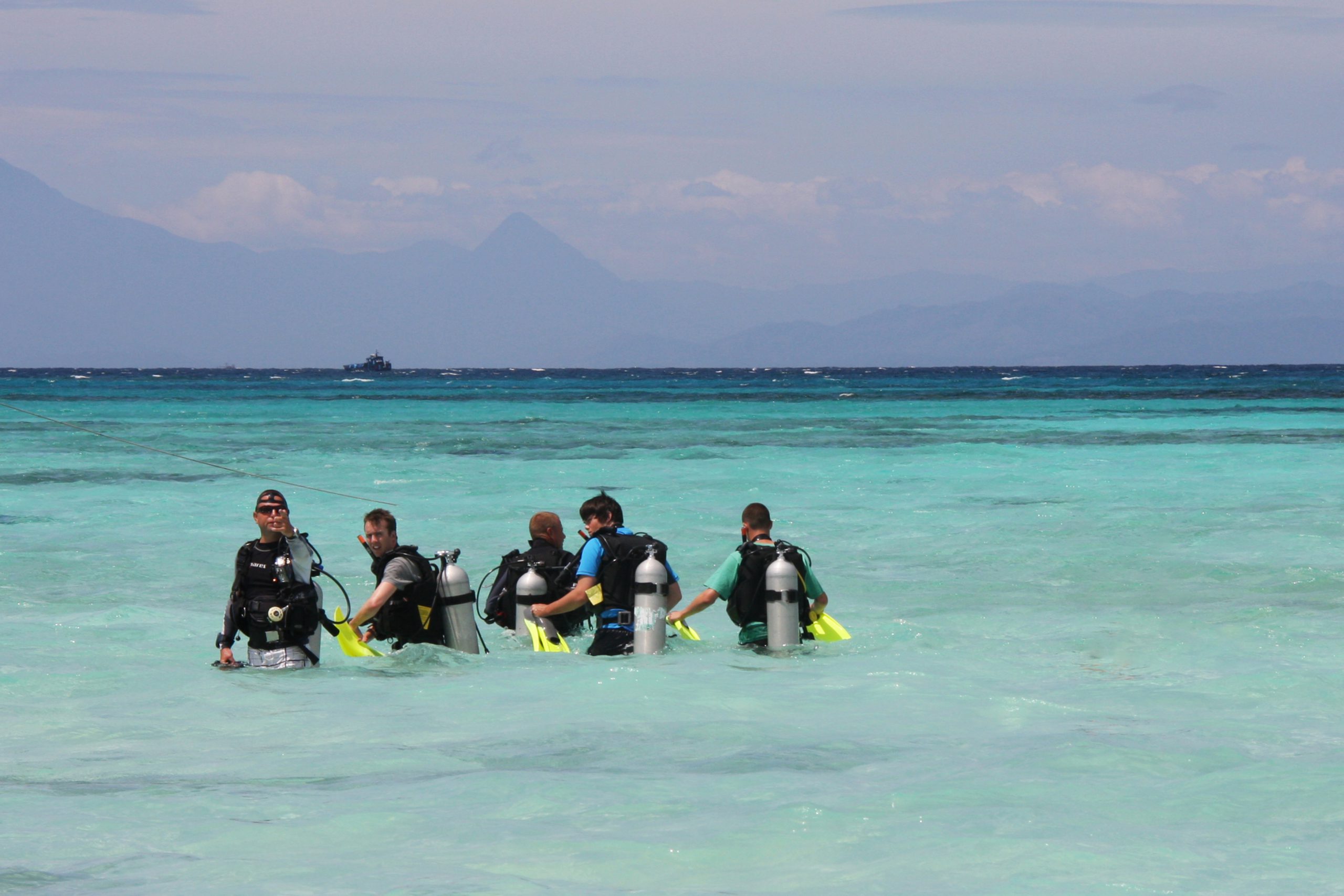 school_expedition_cambodia_scuba_group_divers