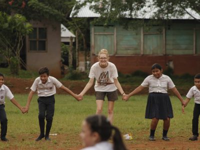 school_expedition_costa_rica_scuba_holding_hands