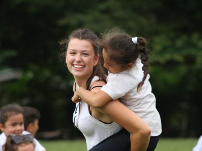 school_expedition_costa_rica_scuba_piggyback_students