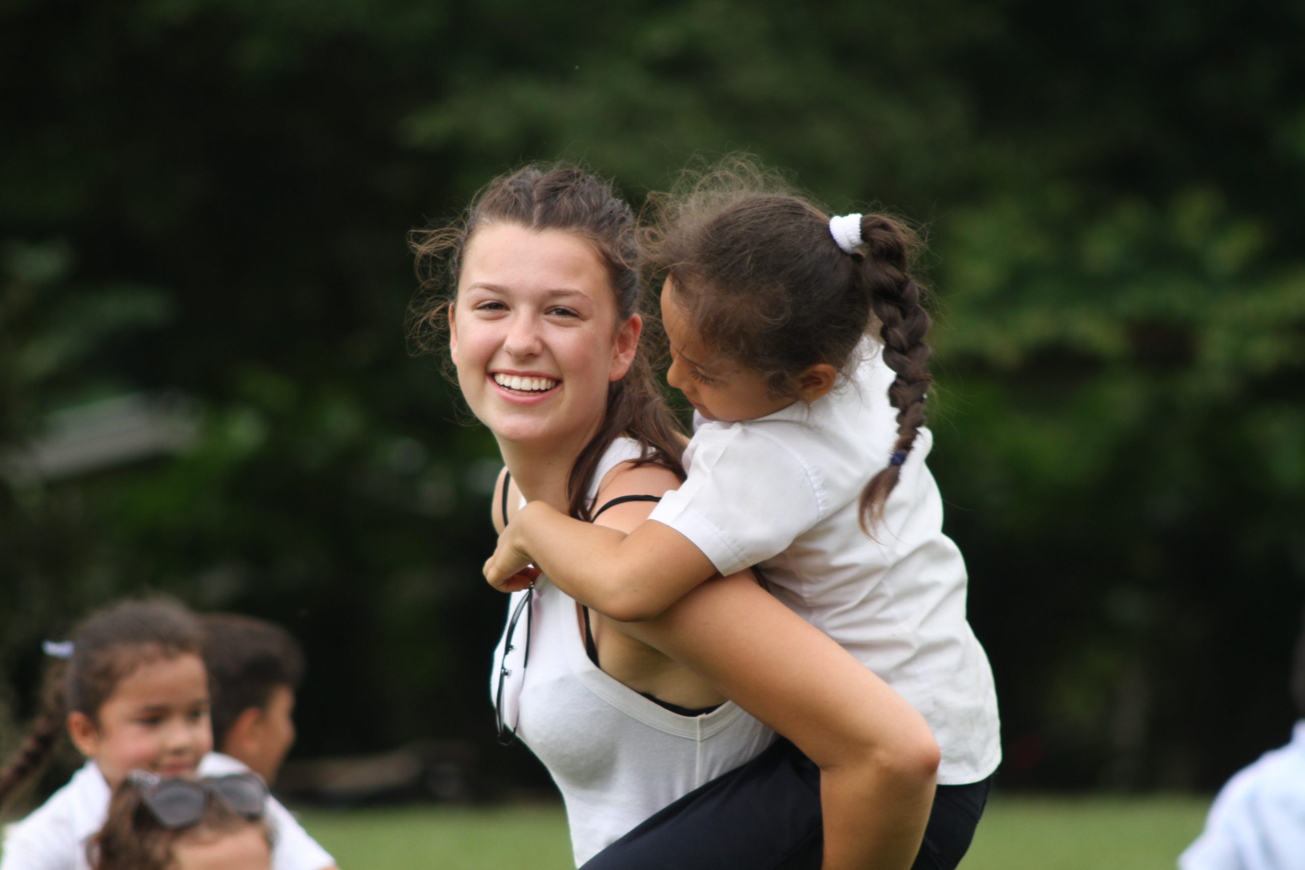 school_expedition_costa_rica_scuba_piggyback_students