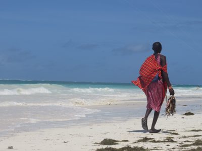 school_expedition_kenya_impact_maasai_on_beach