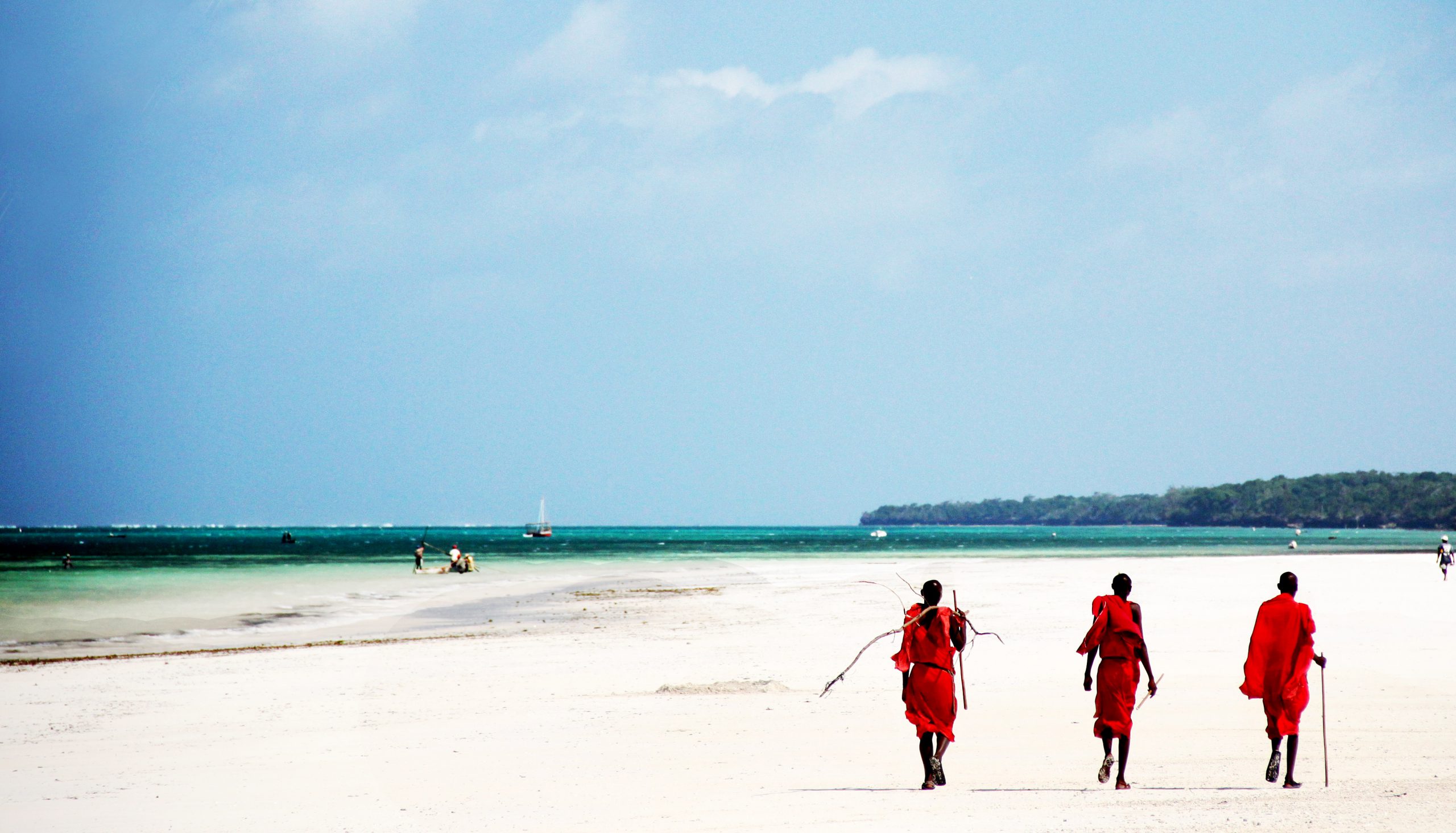 school_expedition_kenya_scuba_maasai_on_beach