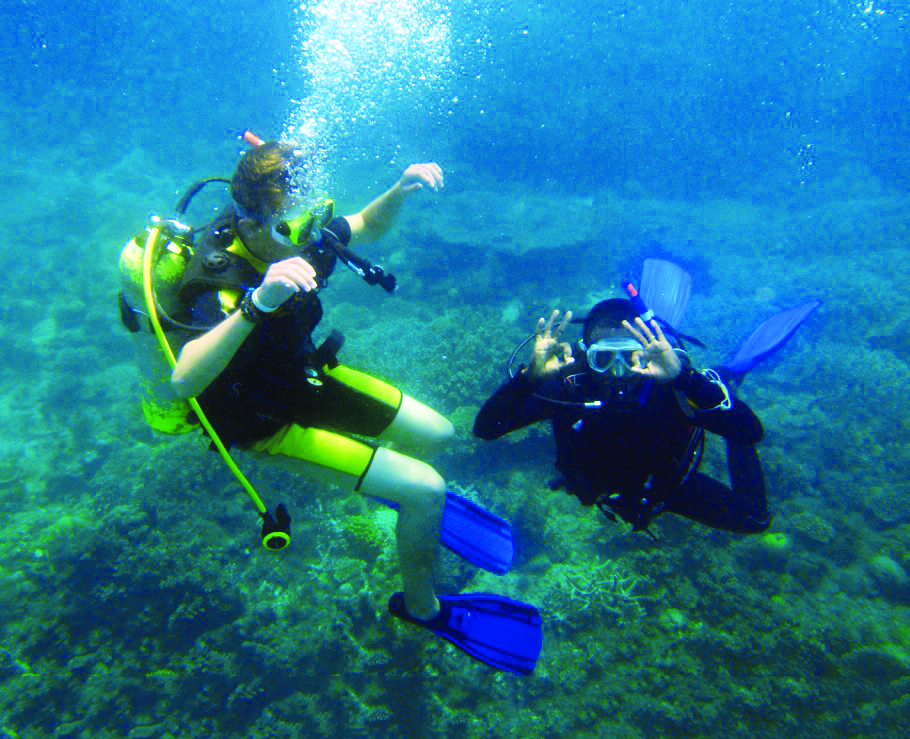 school_expedition_tanzania_scuba_divers_underwater